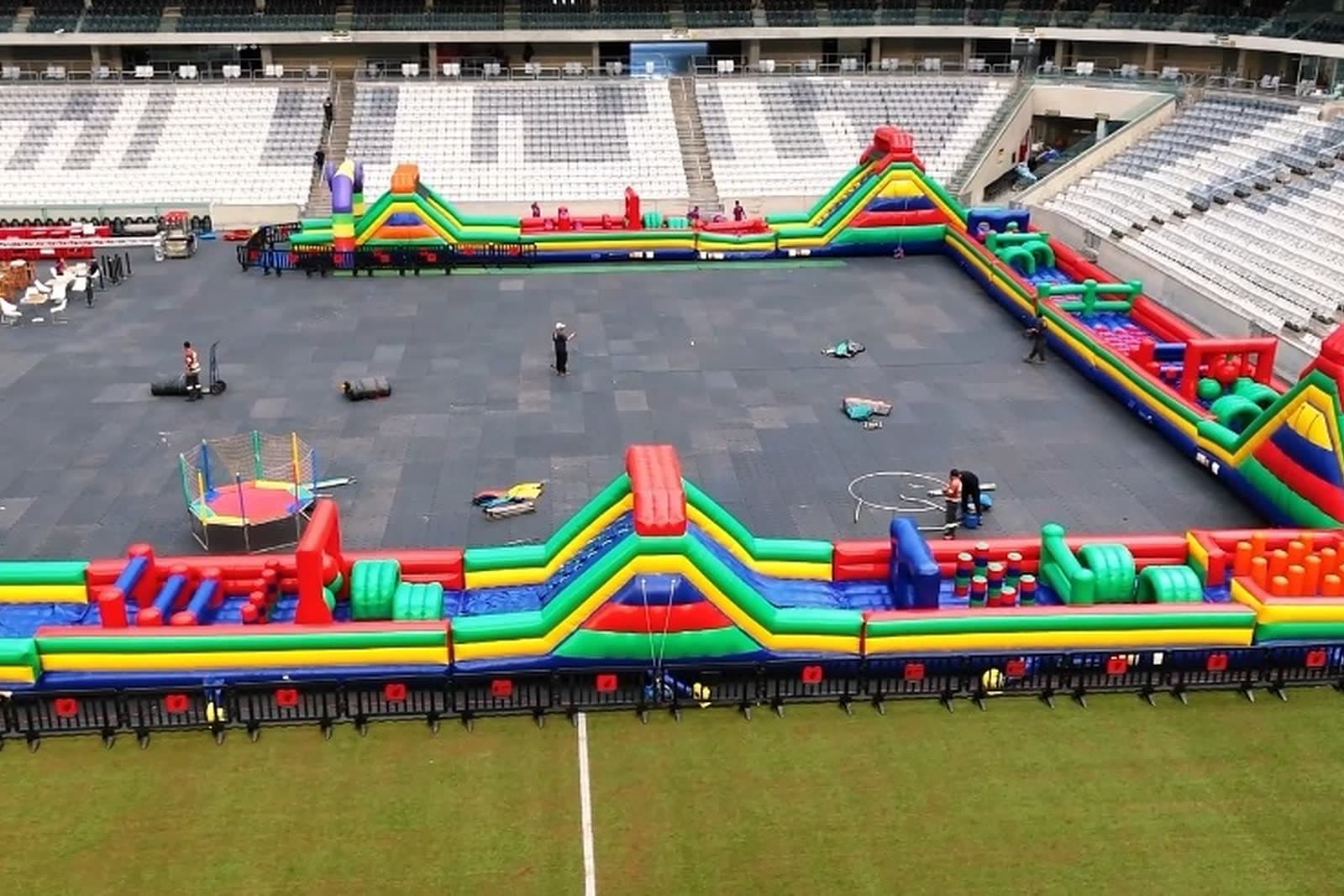 Vista aérea do circuito inflável gigante montado para a Corrida Insana Smile Run