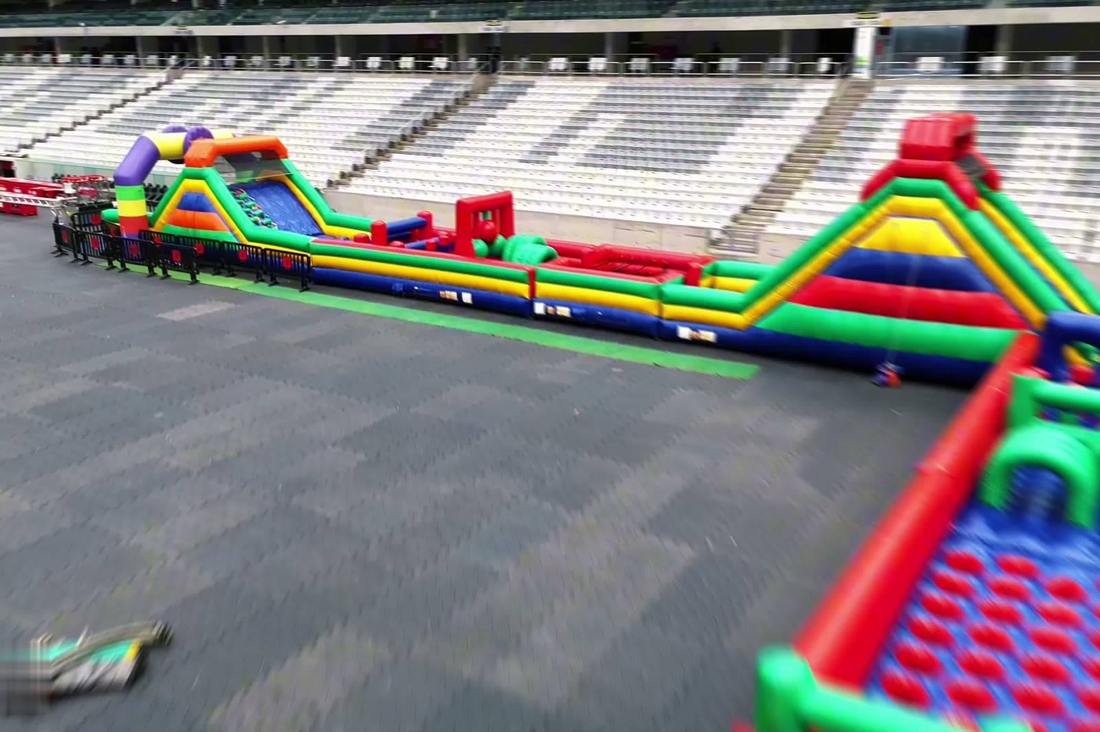 Obstáculos infláveis coloridos do circuito da Corrida Insana
