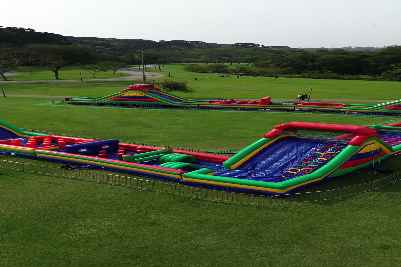 Tobogã inflável gigante do circuito da Corrida Insana Smile Run